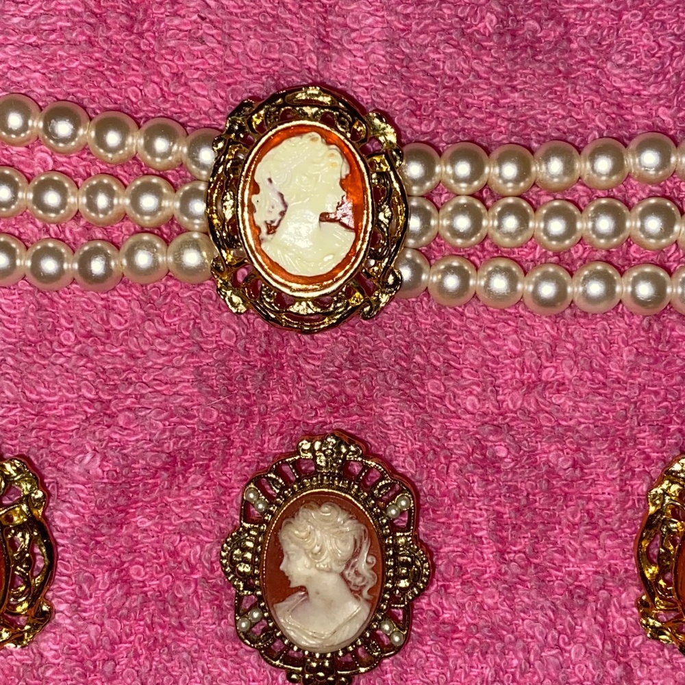 Vintage cameo chicer with earrings and broach